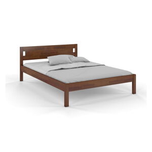 Tmavě hnědá dvoulůžková postel z borovicového dřeva 120x200 cm Laxbaken – Skandica