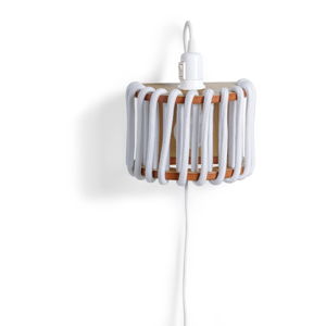 Bílá nástěnná lampa s dřevěnou konstrukcí EMKO Macaron, délka 20 cm