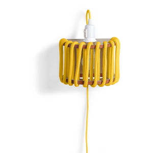 Žlutá nástěnná lampa s dřevěnou konstrukcí EMKO Macaron, délka 20 cm